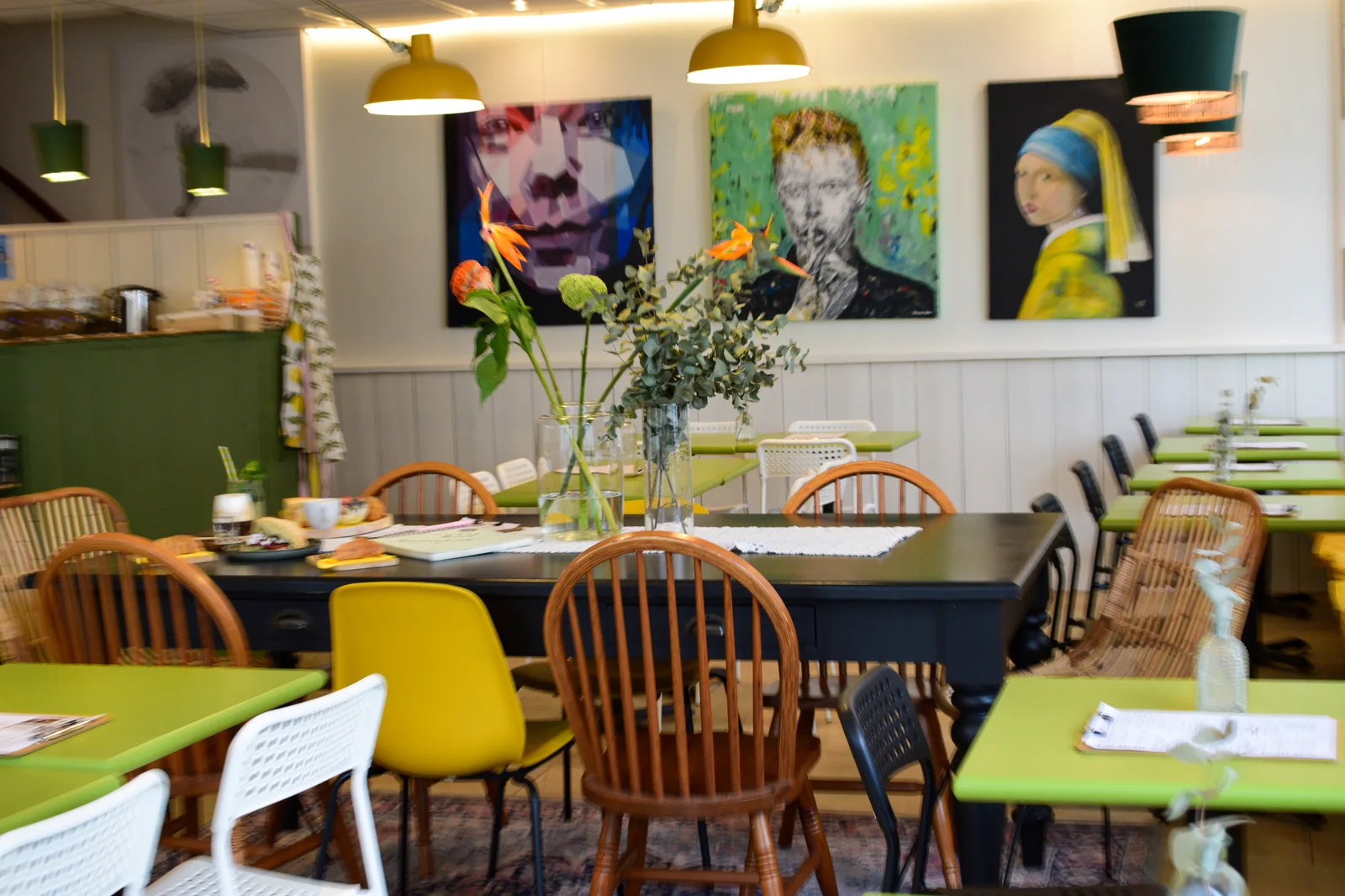 Aroma Lunchroom interieur — groene tafels, kunst aan de muur