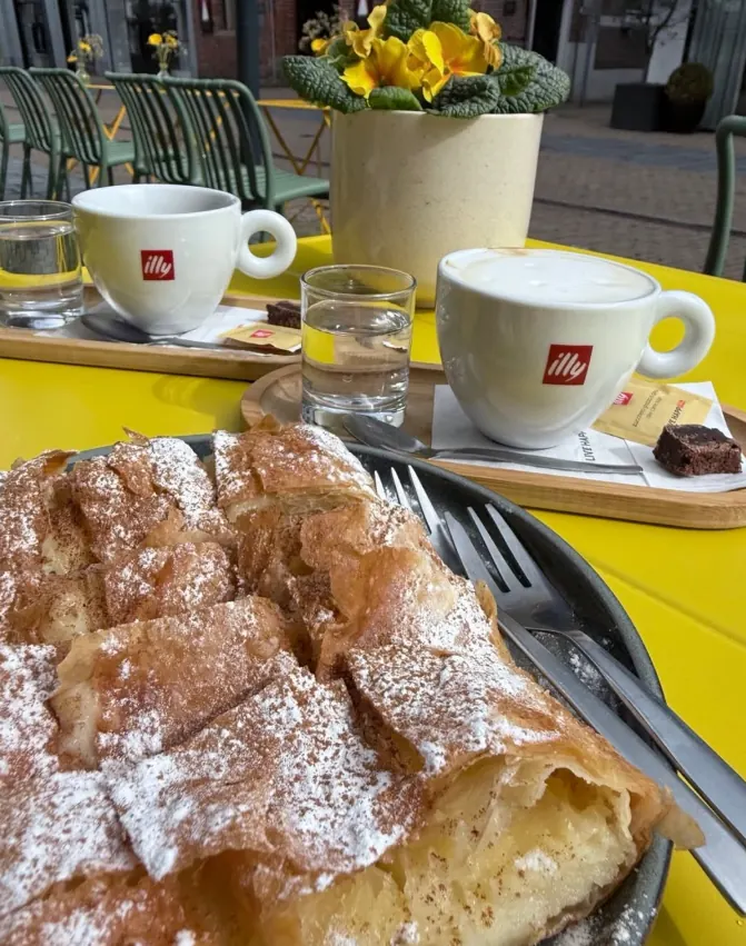 Bougatsa met Illy koffie