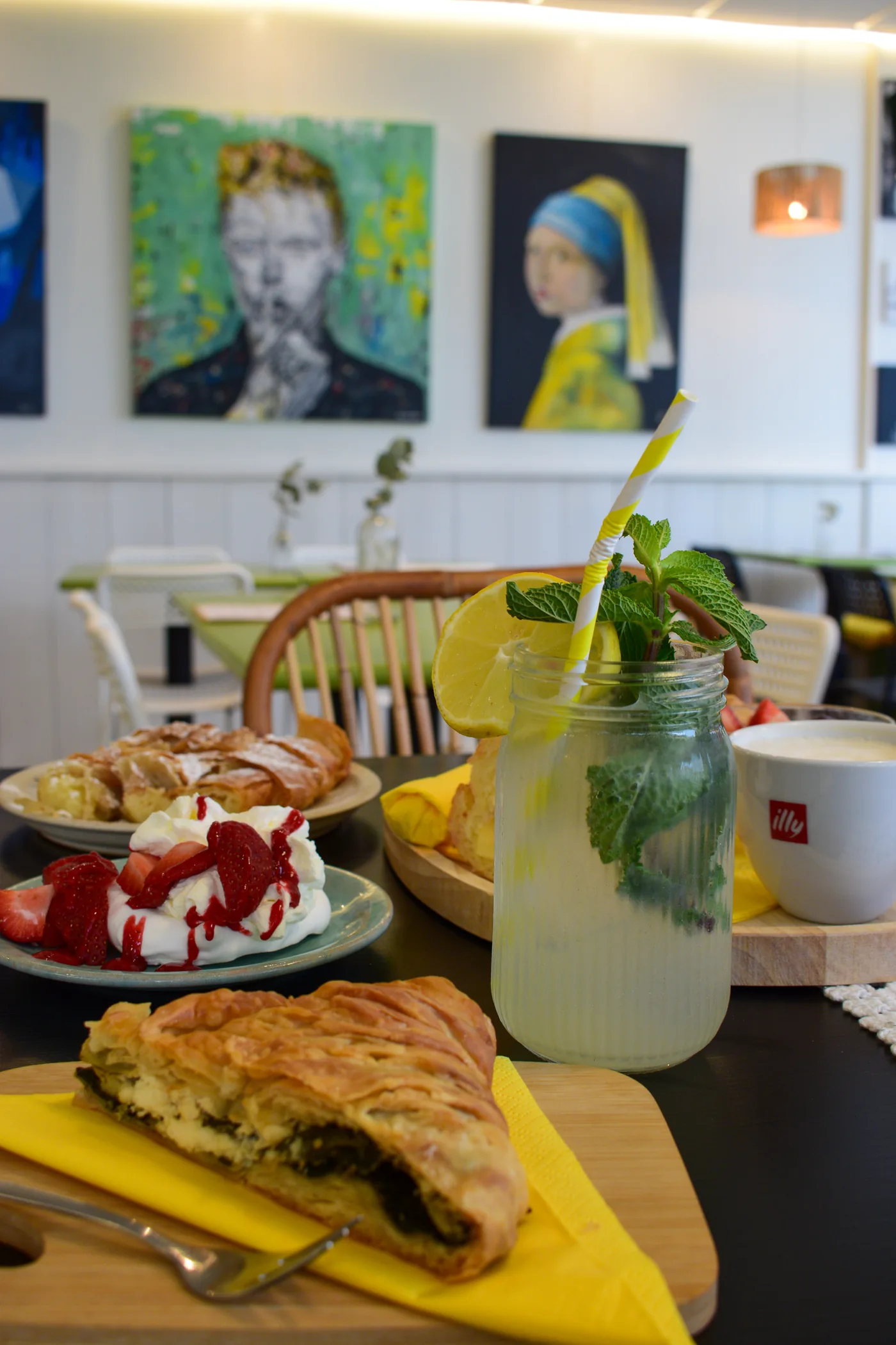 Aroma Lunchroom vitrine